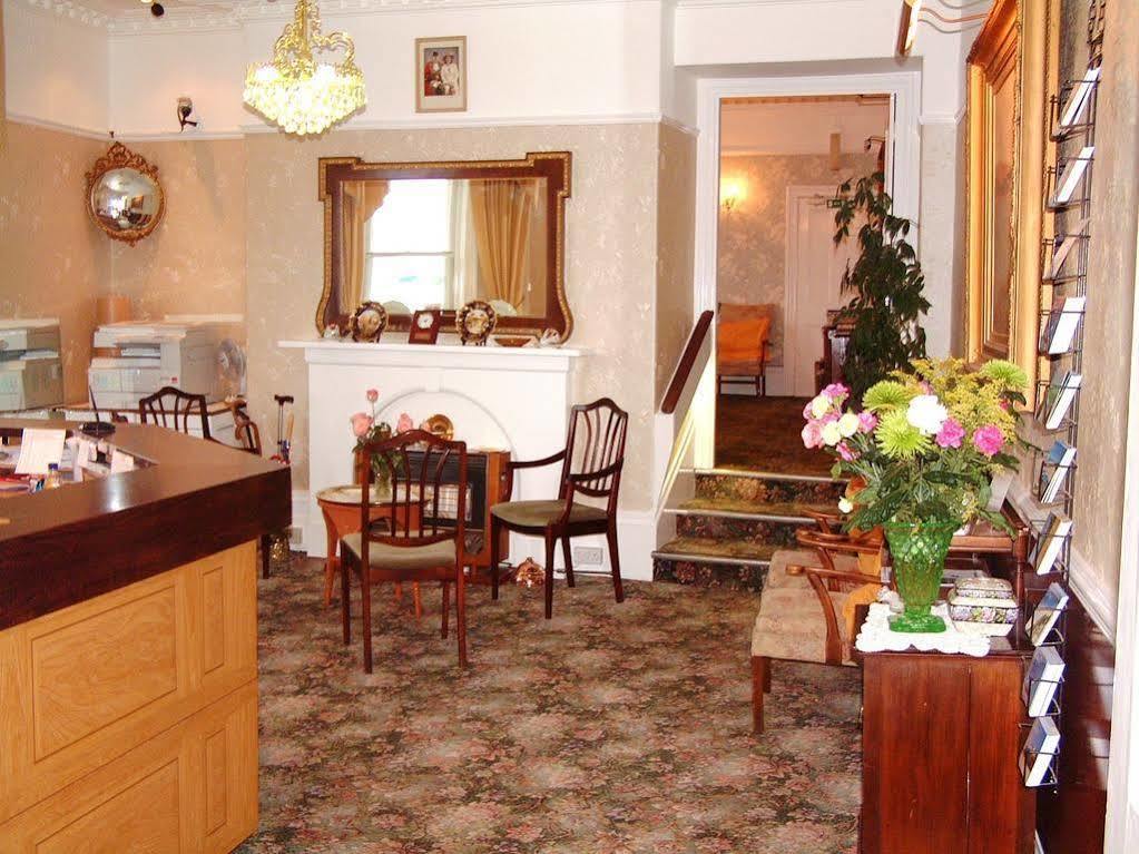 Clarence House Отель 2*